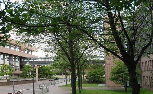 Verbindungsbrücke der Gebäude